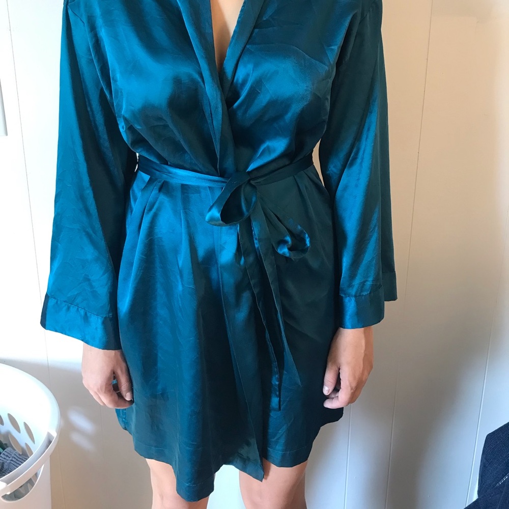 VICTORIAS SECRET SILK ROBE ONE SIZE